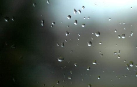 Avertizarea de ploi si vijelii, prelungita pana miercuri seara