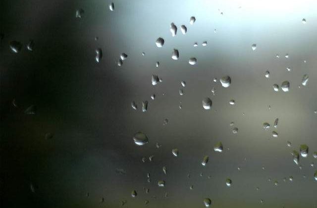 Avertizarea de ploi si vijelii, prelungita pana miercuri seara