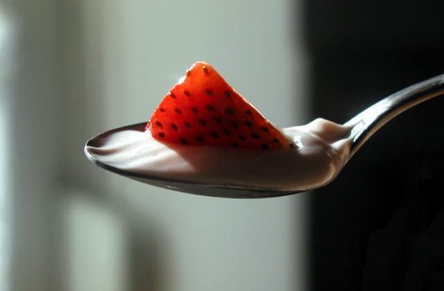 Iti place iaurtul? Cum il poti transforma intr-un aliment minune