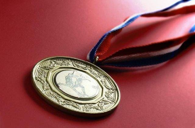 Unul dintre medicii decorati de Iohannis, cercetat pentru luare de mita. Care este reactia Administratiei Prezidentiale