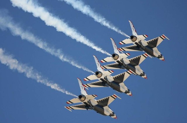 Miting aviatic la Clinceni: Acrobatii aeriene si salturi cu parasuta, de Ziua Copilului