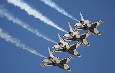 Miting aviatic la Clinceni: Acrobatii aeriene si salturi cu parasuta