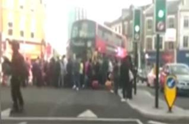 [Video] Impresionant! Zeci de oameni ridica un autobuz pentru a salva un barbat