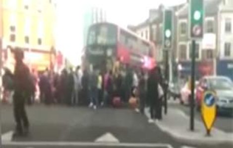  Video  Zeci de oameni ridica un autobuz pentru a salva un barbat