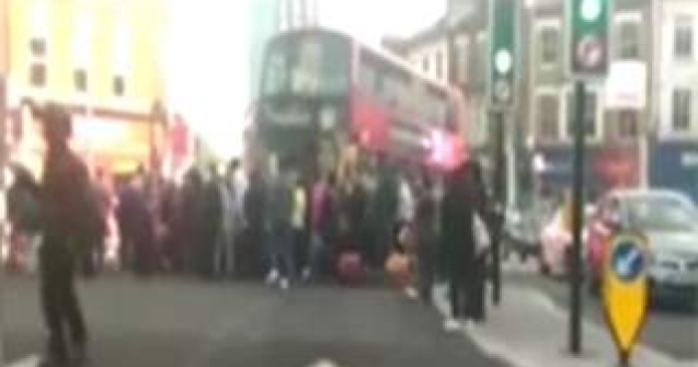  Video  Impresionant! Zeci de oameni ridica un autobuz pentru a salva un barbat