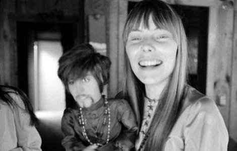 Cantareata Joni Mitchell, tratata pentru un anevrism cerebral