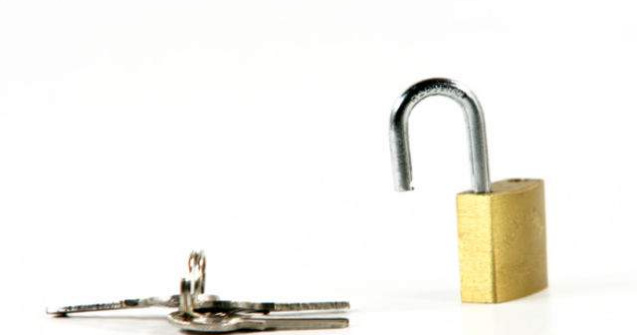 Paris: S-a inceput eliminarea lacatelor iubirii de pe Pont des Arts