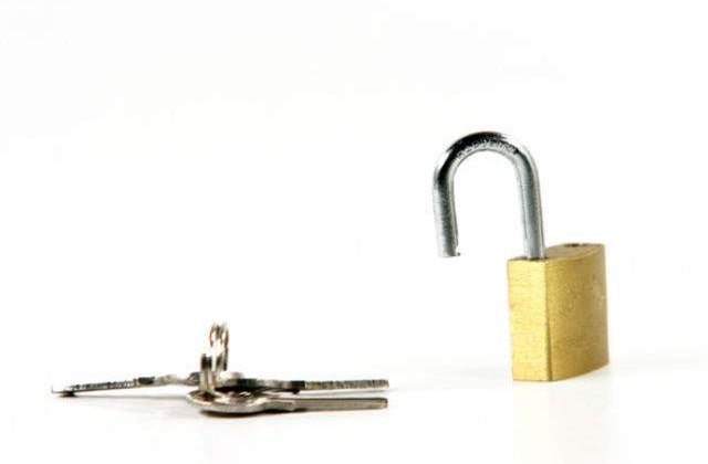 Paris: S-a inceput eliminarea lacatelor iubirii de pe Pont des Arts