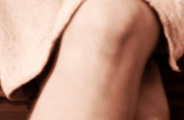 Nu ignora simptomele! Ce ASCUND simplele dureri de genunchi