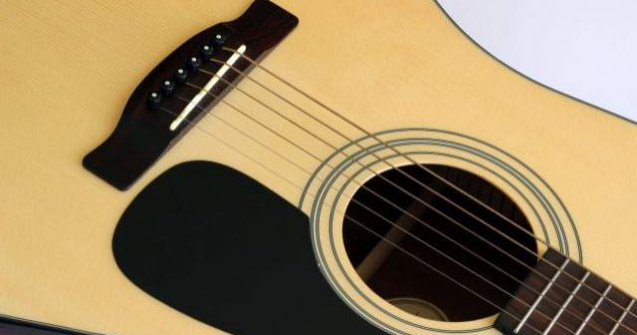  Video  A cantat la chitara in timp ce medicii il operau pe creier