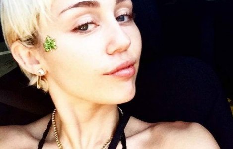  Foto  Miley Cyrus, goala si cu un porc in brate pe coperta Paper Mag