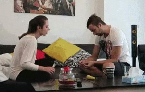 Isi minte iubitul ca este insarcinata. Reactia acestuia este geniala