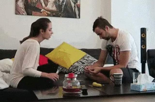 [VIDEO] Isi minte iubitul ca este insarcinata. Reactia acestuia este geniala