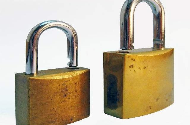 "Lacatele iubirii" de pe Podul Artelor din Paris, inlocuite de elemente romantice de street art