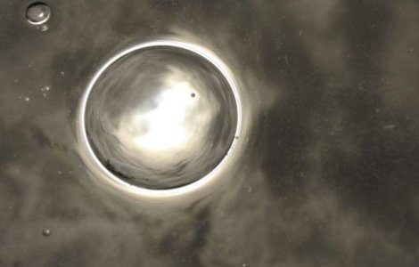 NASA: Apa existenta pe Luna poate fi transformata in stare lichida, pentru a fi consumata