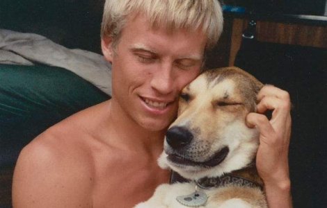  Video  Cum isi ia ramas bun un caine de la prietenul sau, omul