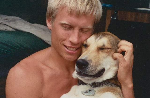 [VIDEO] Cum isi ia ramas bun un caine de la prietenul sau, omul. Iti vor da lacrimile