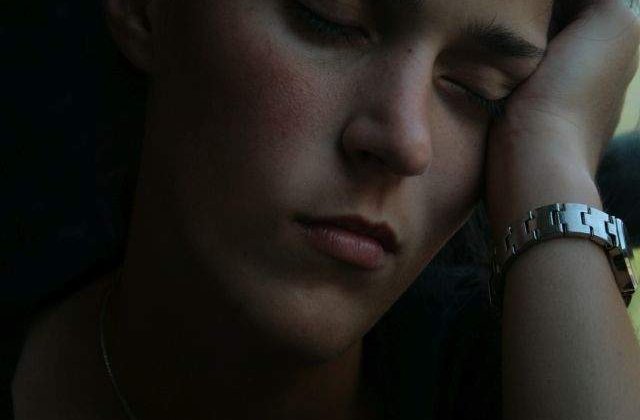 Studiu: Tulburarile de somn, factor de risc major in declasarea crizelor cardiace si AVC