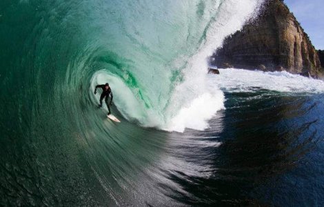  Video  Cum se "calareste" un val monstruos. Imagini spectaculoase