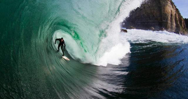  Video  Cum se "calareste" un val monstruos. Imagini spectaculoase