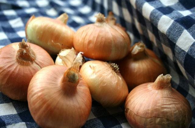 O ai mereu in bucatarie! Ce NU STIAI ca poti face cu banala CEAPA