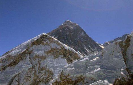 Cutremurul din Nepal a "mutat" Everestul cu 3 centimetri spre sud-vest