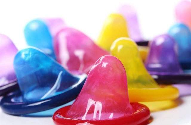 Un grup de adolescenti a inventat prezervativul care isi schimba culoarea daca suferi de un BTS