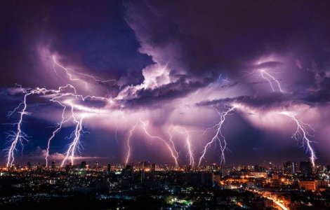 Vanatorul de furtuna: Fotografiile lui Andy Holz sunt superbe