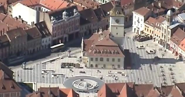 Brasov: Zidul unei cladiri din Piata Sfatului s-a PRABUSIT
