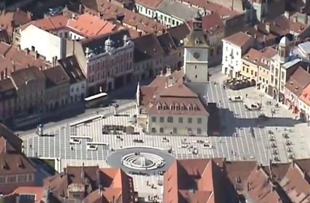Brasov: Zidul unei cladiri din Piata Sfatului s-a PRABUSIT