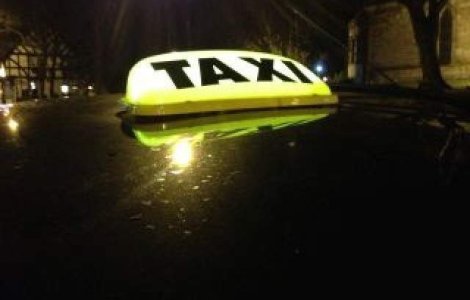 Paris: Furiosi pe Uber, taximetristii francezi blocheaza aeroporturile si garile