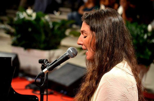 [Video] Dulce Pontes, regina contemporana a muzicii fado, in concert la Bucuresti