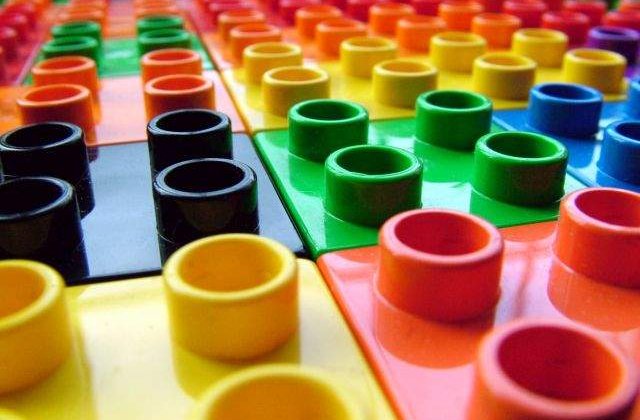 [Video] Nou record mondial: Copiii italieni au construit cel mai inalt turn Lego din lume