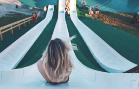 Probabil cel mai tare tobogan cu apa. Ai curajul sa te dai pe el?