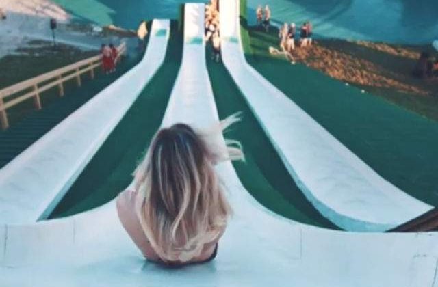 [VIDEO] Probabil cel mai tare tobogan cu apa din lume. Ai avea curajul sa te dai pe el?