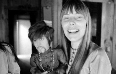 Joni Mitchell a suferit un anevrism cerebral si inca nu poate vorbi