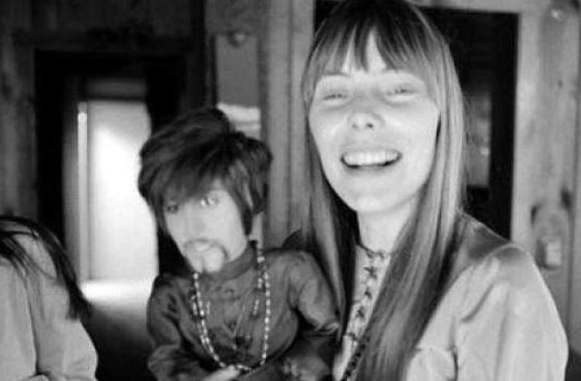 Joni Mitchell a suferit un anevrism cerebral si inca nu poate vorbi