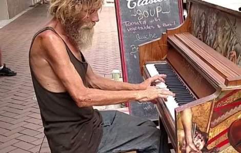 Asculta acest om al strazii cantand la pian. Te va lasa in lacrimi