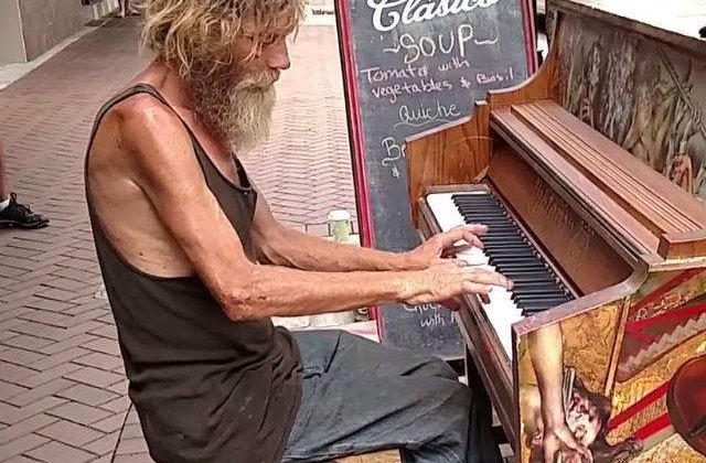 [VIDEO] Asculta-l pe acest om al strazii cantand la pian. Te va lasa in lacrimi