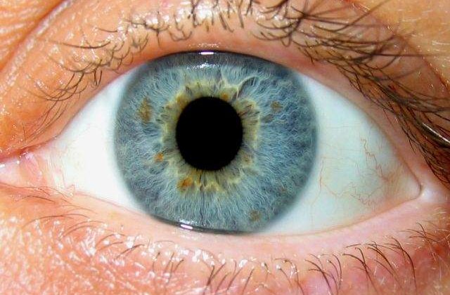 Studiu: Persoanele cu ochi albastri prezinta cel mai mare risc de a deveni alcoolice