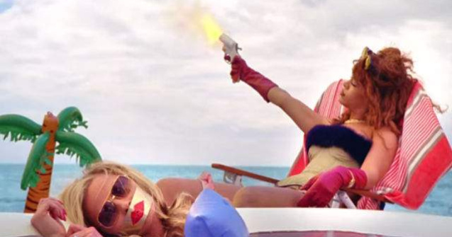 Noul clip al Rihannei este NSFW: Bitch Better Have My Money