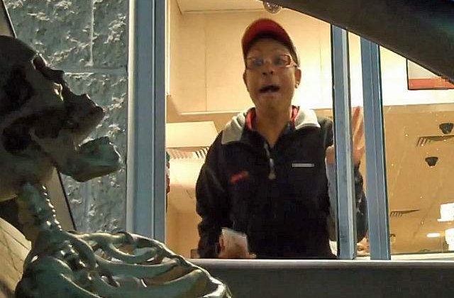 [VIDEO] Cea mai tare farsa! Cum reactioneaza acesti angajati cand trebuie sa serveasca un schelet