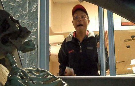 Cum reactioneaza acesti angajati cand trebuie sa serveasca un schelet