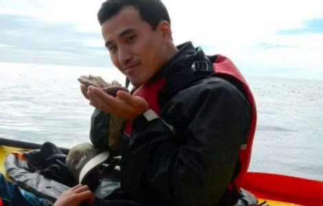 Acest barbat da 10.000 dolari oricui il ajuta sa isi gaseasca o iubita