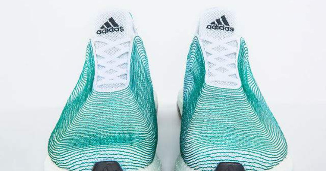  Foto  Adidas a creat un pantof sport folosind deseuri din ocean