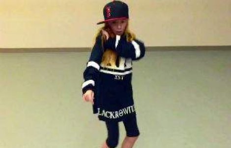 O fetita de 10 ani a cucerit internetul cu miscarile ei de dans