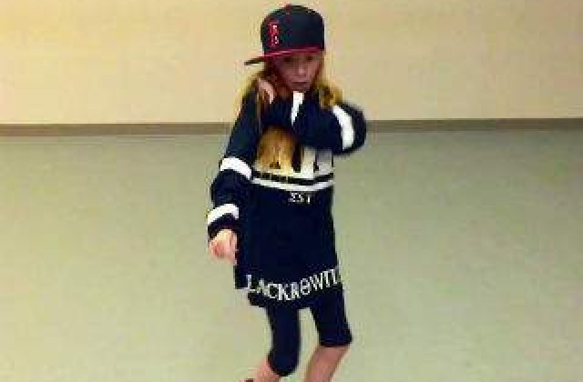 [VIDEO] O fetita de 10 ani a cucerit internetul cu miscarile ei de dans