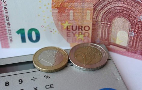 Eurodeputat: Moneda euro nu valoreaza mai mult decat hartia igienica