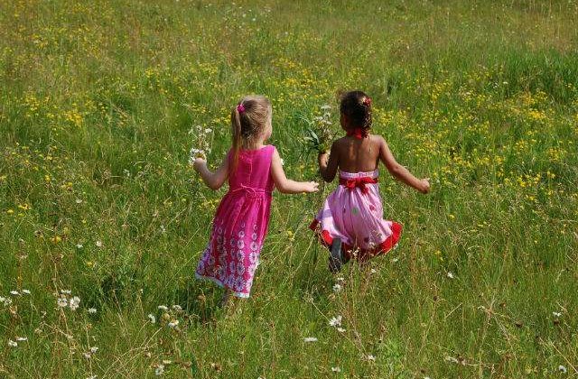 Ai grija de cei mici! Cum iti protejezi copilul de efectele CANICULEI