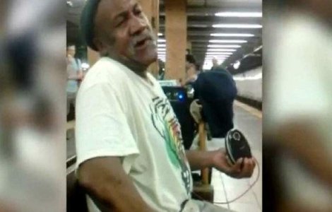 Toti l-au ignorat pe acest om al strazii. Pana a inceput sa cante